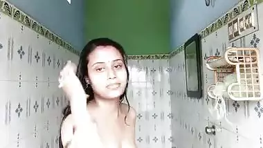 Bhabhi bathroom – Solo bathing video