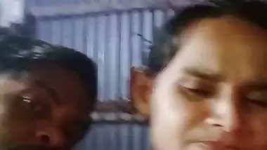 Dhaka guy boob presses and kisses in desi x video