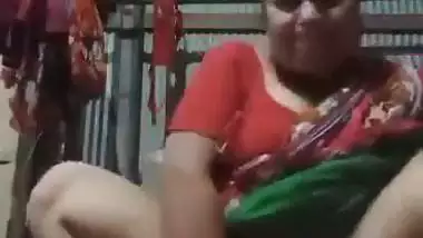 Bangla sex video of a poor aunty bouncing on a plastic bottle