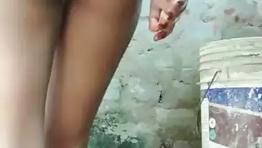 Sexy village girl shoots her nude MMS for fun