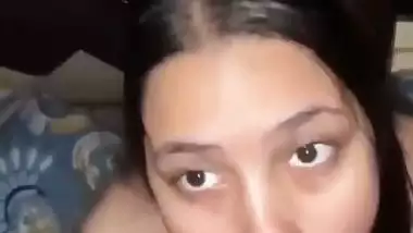 Delhi babe gives a sexy blowjob in Indian sex video