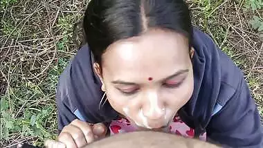 Outdoor Marathi sex video of wife sucking husband’s cock