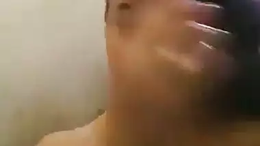 Nagpur’s nude desi girl takes a shower and records MMS