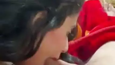 Naked girl shows her pussy in the Indian sex video – Part 1