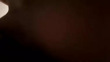Novinha se masturbando na casa de banho indiana