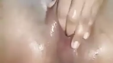 Desi slut shows off boobies and fingers pussy to XXX squirt in MMS