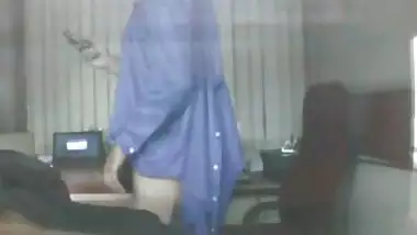 Desi Secretary Giving Blowjob to Boss – Office porn videos