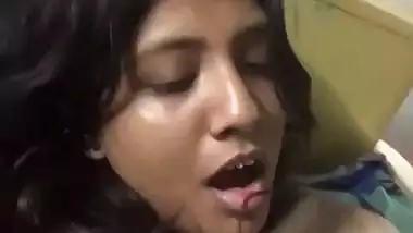 Moaning GF video call to boyfriend to show fingering