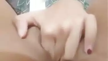 Nude desi girl fucks her holes with fingers and pens.