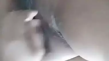 Busty Lahore babe masturbates with a toothpaste pouch